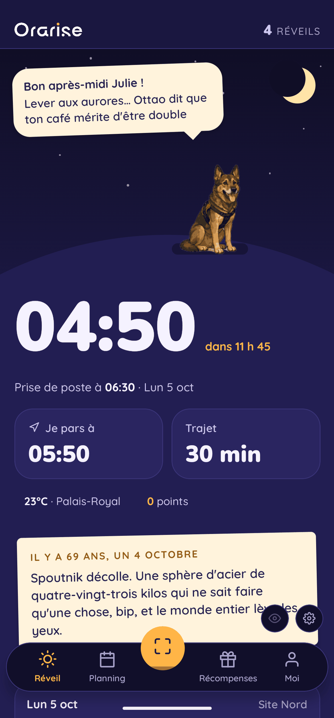 L'onglet Réveil d'Orarise : le compagnon assis sur sa planète salue dans sa bulle ; dessous, le réveil à 04:50, la prise de poste, l'heure de départ et le trajet.